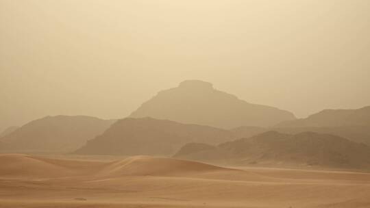 大雾弥漫中的沙漠