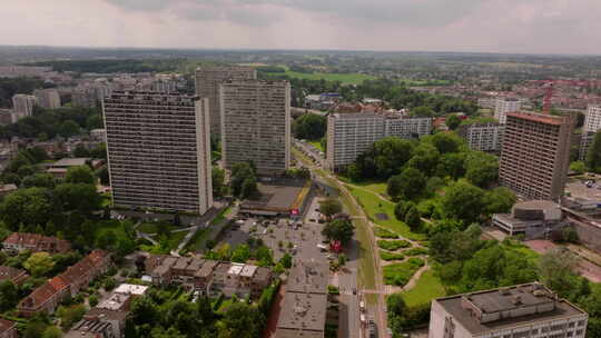 布鲁塞尔郊区的鸟瞰图，有几栋住宅楼，一个