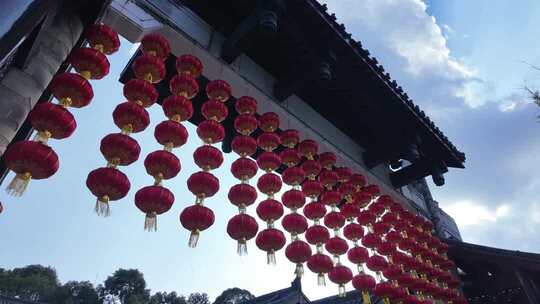 节日公园建筑屋檐挂着的红灯笼
