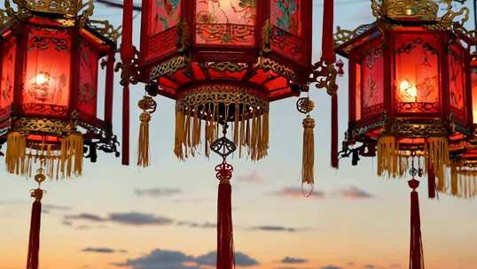 中式红灯笼悬挂于天空