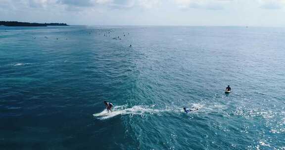 在海滩上冲浪