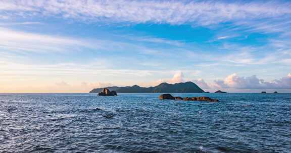 深圳大鹏半岛东冲海岸观三门岛的清晨