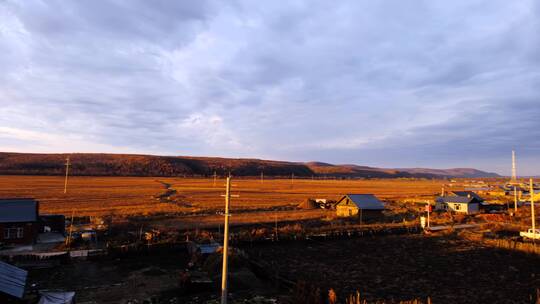 秋天清晨阳光照耀在漠河北红村村庄大地上