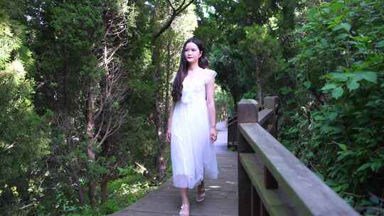 白裙女生林间漫步 感受自然