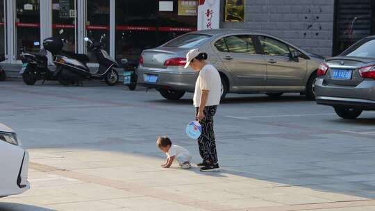 威海高区公安民警开展社区老年群众反诈宣传