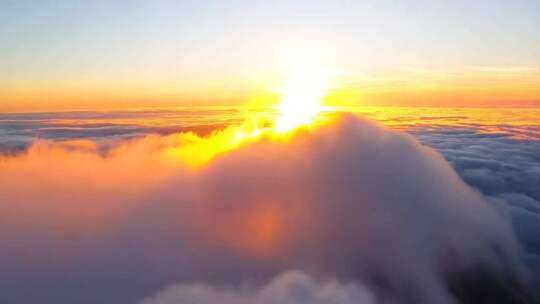 高空云海日出景象