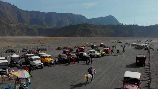 印度尼西亚火山附近马和吉普车的鸟瞰图。