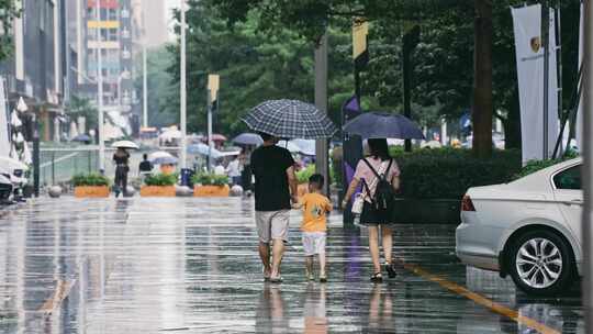 雨天的道路车辆和行人