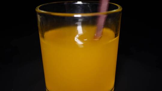 橙子果汁橘子果汁清水玻璃杯冲泡视频素材模板下载