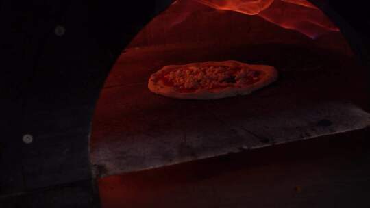 意大利披萨烤箱里烤披萨，周围有火，慢动作
