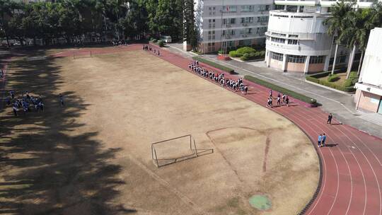 学生操场跑步