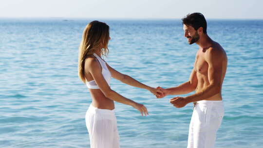 情侣在沙滩上跳舞