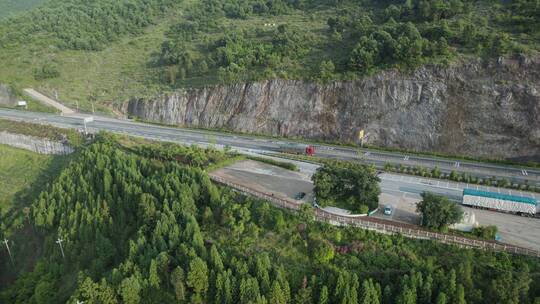 交通安全视频高速公路长下坡自救匝道路段