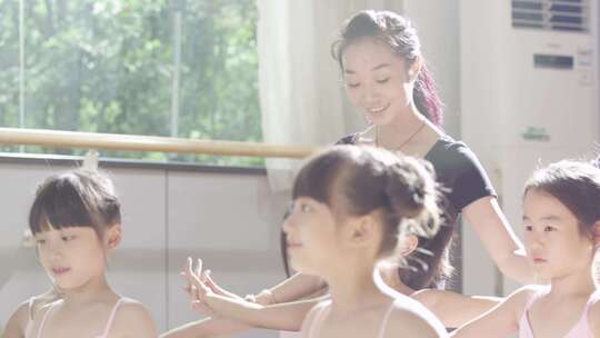 老师教孩子跳芭蕾舞视频素材模板下载