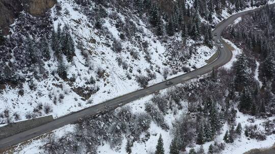 汽车行驶在下雪天帕隆藏布江河谷的川藏公路视频素材模板下载