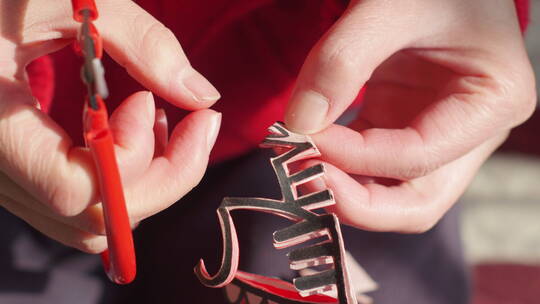 中国人春节剪纸剪窗花红纸视频素材模板下载