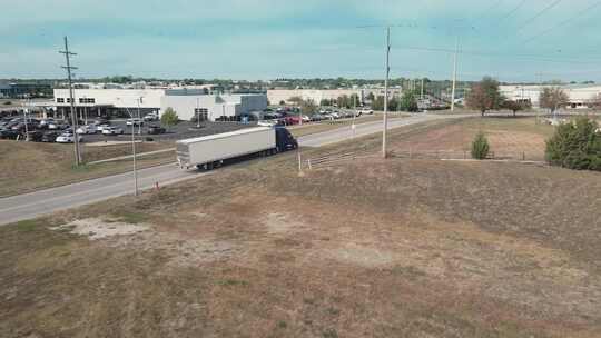 汽车、停车场、半拖车、道路