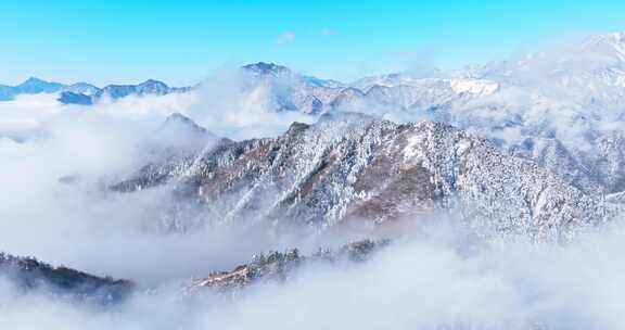 航拍四川西岭雪山风景冬天白雪皑皑云雾缭绕