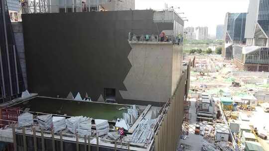 城市建设: 金属板幕墙、钢结构屋架施工航拍