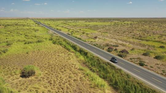 新疆塔里木盆地草原笔直的公路风光