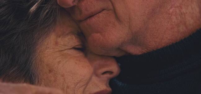 老年情侣相互拥抱