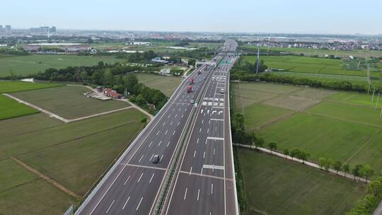 航拍田野上的高速公路