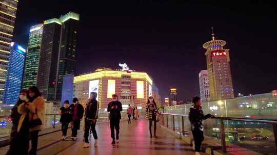上海浦东新区陆家嘴环岛游客游玩人流夜景视视频素材模板下载