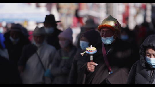 西藏拉萨冬日早晨八廓街大昭寺藏族朝拜人群