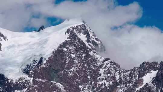 航拍天山博格达峰