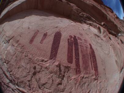 航拍犹他州峡谷古老的岩画视频素材模板下载