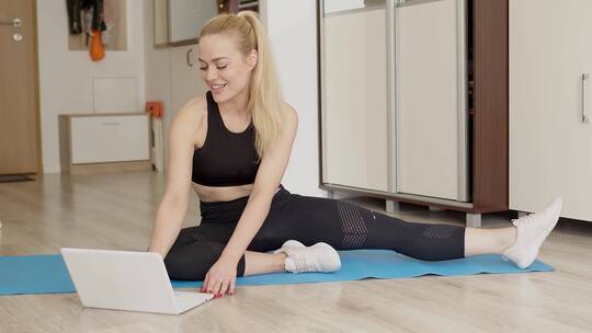 女子在瑜伽垫上在线做瑜伽视频素材模板下载