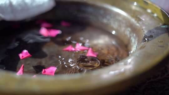 古装女子用铜脸盆 洗脸 洗头发 古风 古代