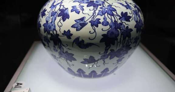 清代乾隆青花福禄纹葫芦瓶，中国陶瓷博物馆