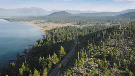 山林太浩湖景观车驾驶森林山鸟瞰车