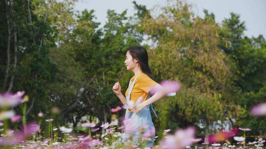 女孩在花丛奔跑视频素材