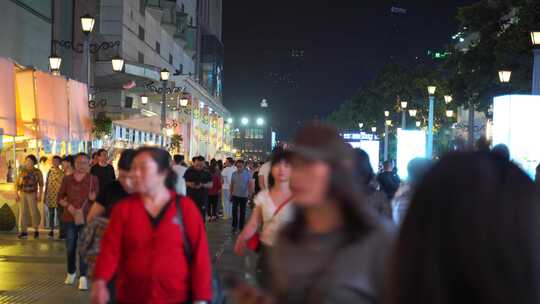 成都太古里春熙路夜晚街景晚上人流街道夜景