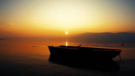湖面上的小船和日落
