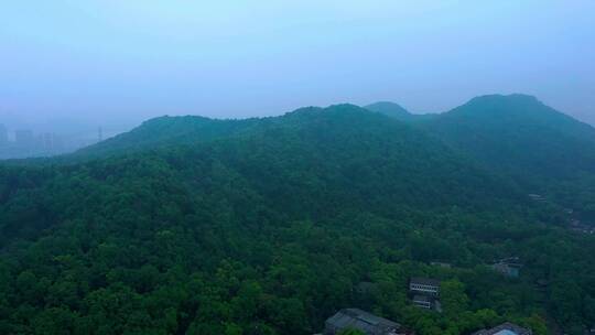 晨雾弥漫的西湖景区