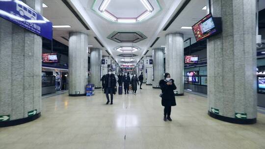 北京地铁 行走上车的人群视频素材模板下载