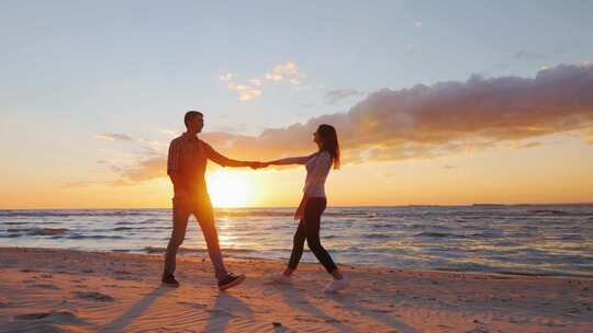 情侣在夕阳的海边漫步视频素材模板下载
