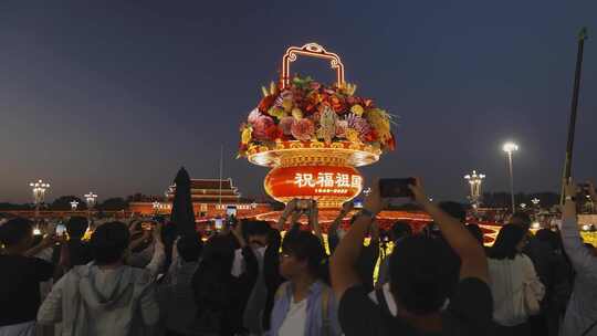 2023年北京天安门祝福祖国花篮夜景视频素材模板下载