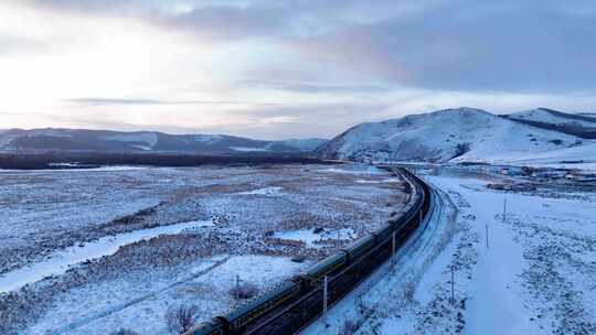 冬季雪原行驶的火车