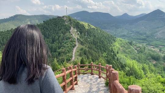 济南城区南部野峪顶，蓝天白云俯瞰城市全貌