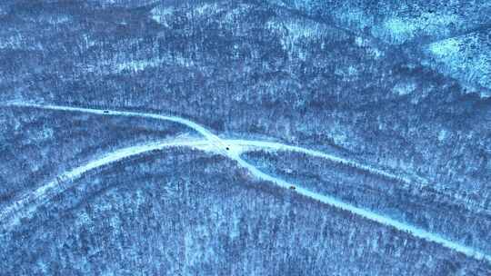 冬天大兴安岭森林雪景林间公路上行驶的汽车视频素材模板下载