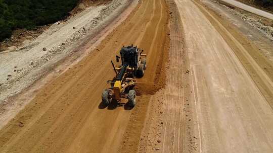 道路建设中的工程车