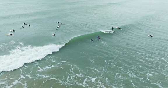 海南万宁石梅湾冲浪爱好者追浪