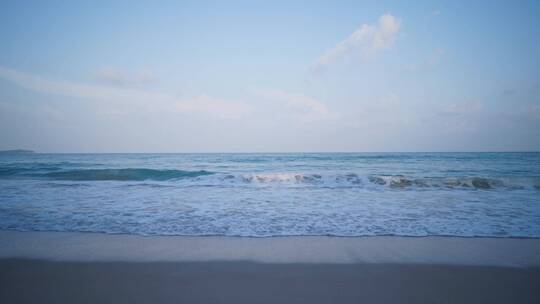 蓝色海浪涌向海岸