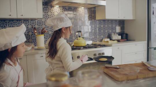 女孩在厨房做煎饼视频素材模板下载