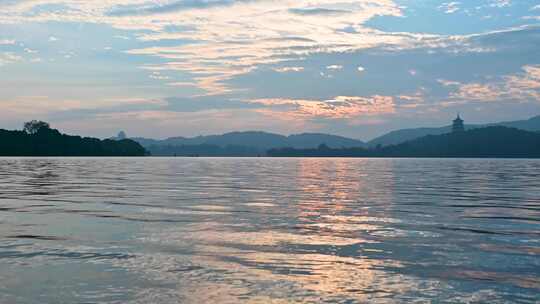 立冬早晨杭州西湖水面游船与雷峰塔水墨画视频素材模板下载