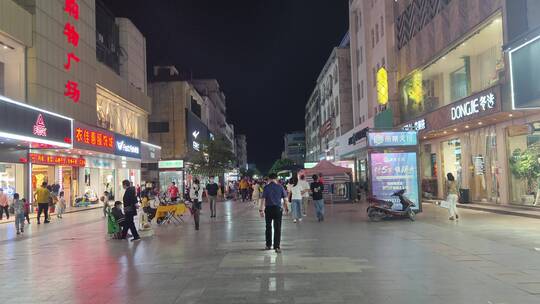 城市夜晚街景人流房屋商铺灯火通明